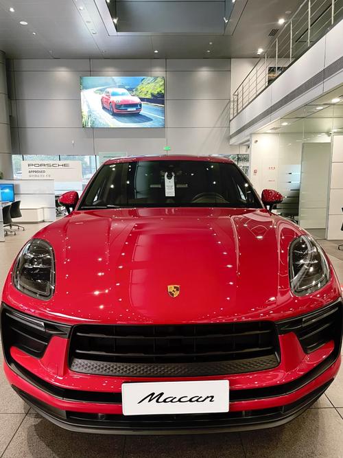 保时捷马macan，18年的红太要命了，小车都怕红